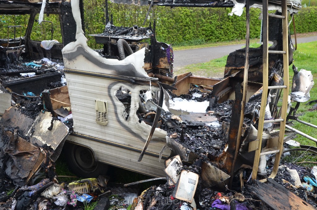Wohnmobil ausgebrannt Koeln Porz Linder Mauspfad P048.JPG - Miklos Laubert